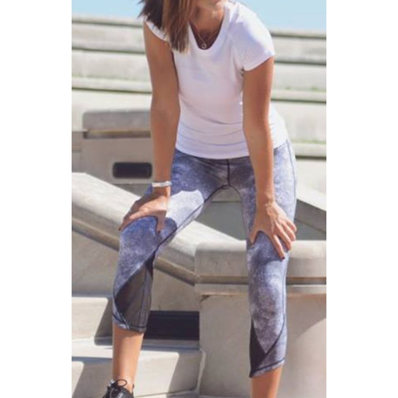 Lululemon Essential Rhythm Crop (Full-On Luxtreme) Diffusion White Black Sz. 4 - Picture 8 of 13